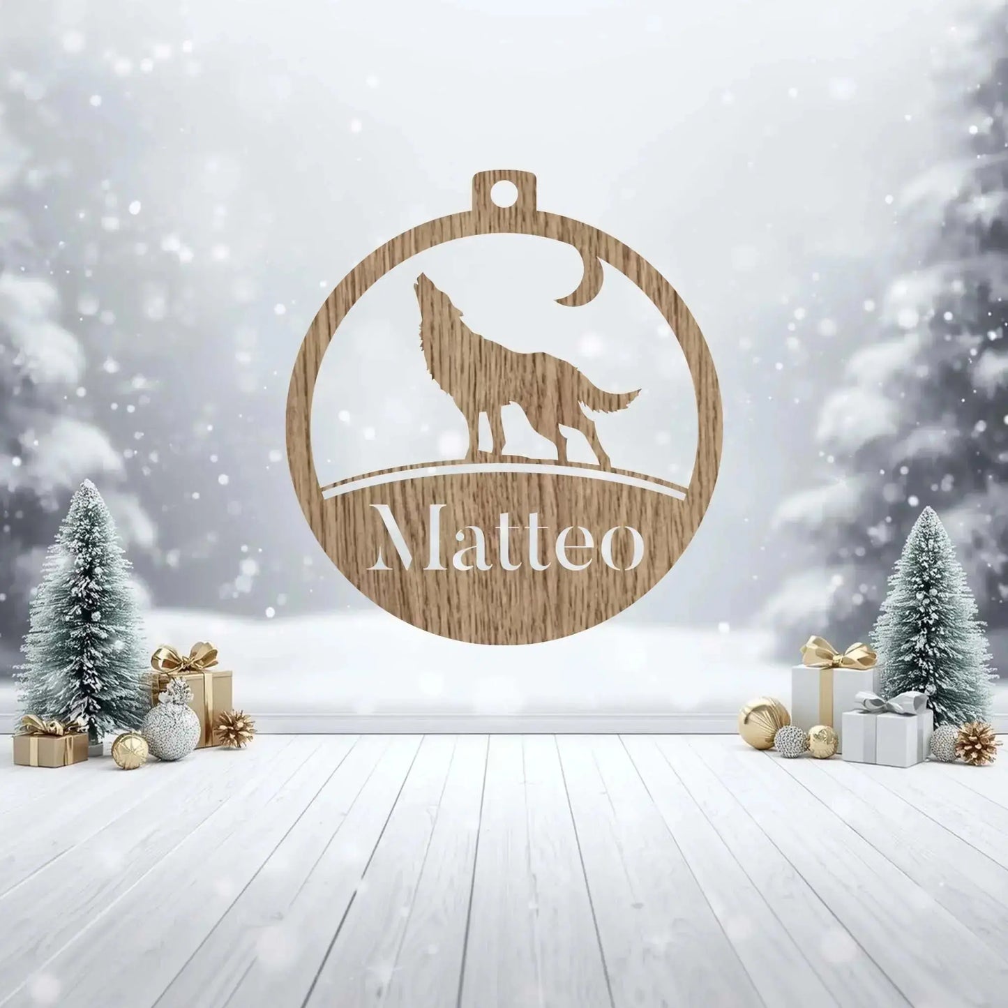 Boule_de_noel_en_bois_clair_chene_avec_un_loup_et_des_sapins