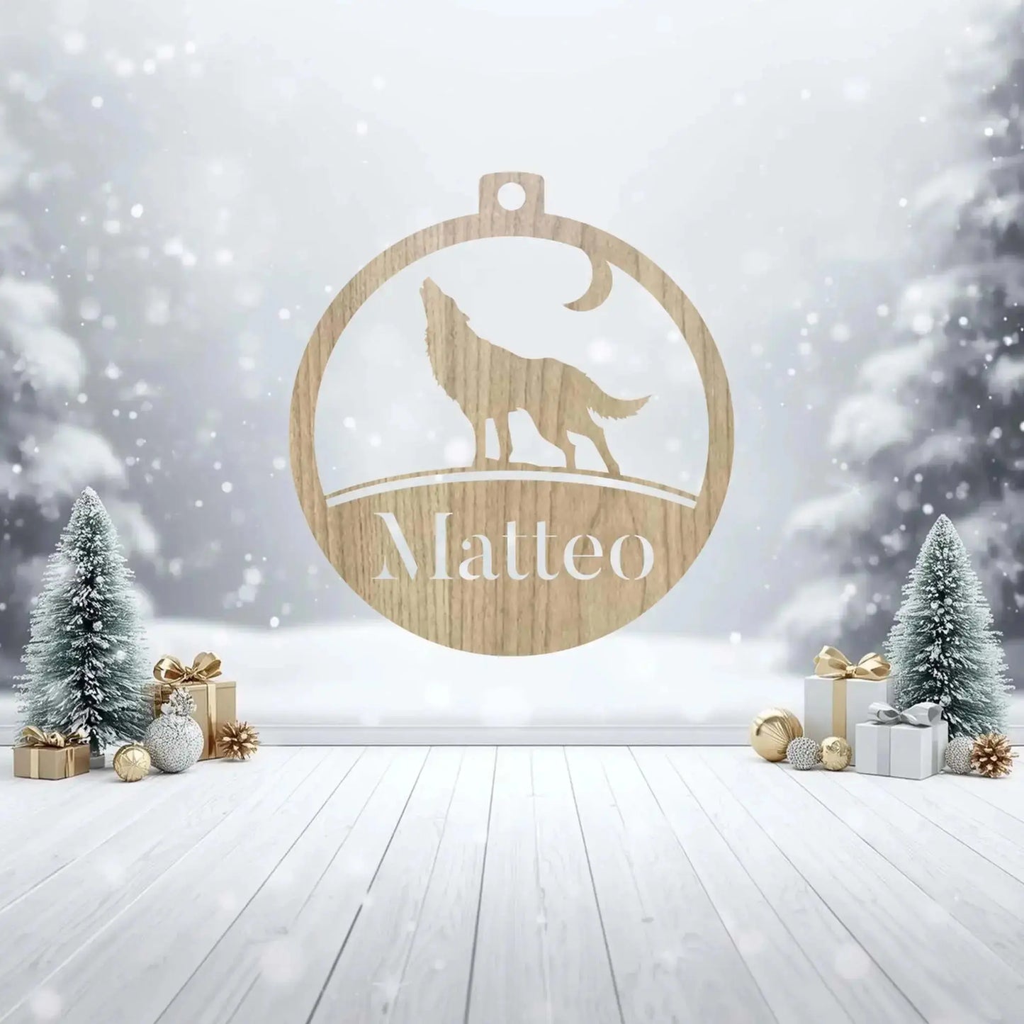 Boule_de_noel_en_bois_clair_erable_avec_un_loup_et_des_sapins