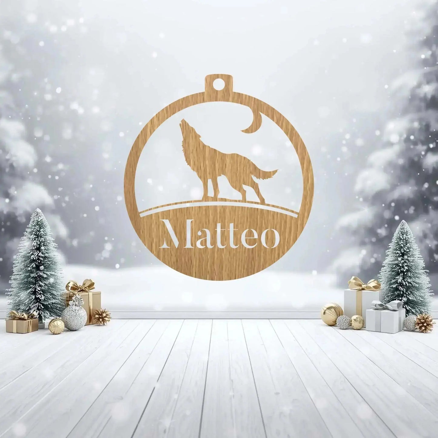 Boule_de_noel_en_bois_clair_hetre_avec_un_loup_et_des_sapins