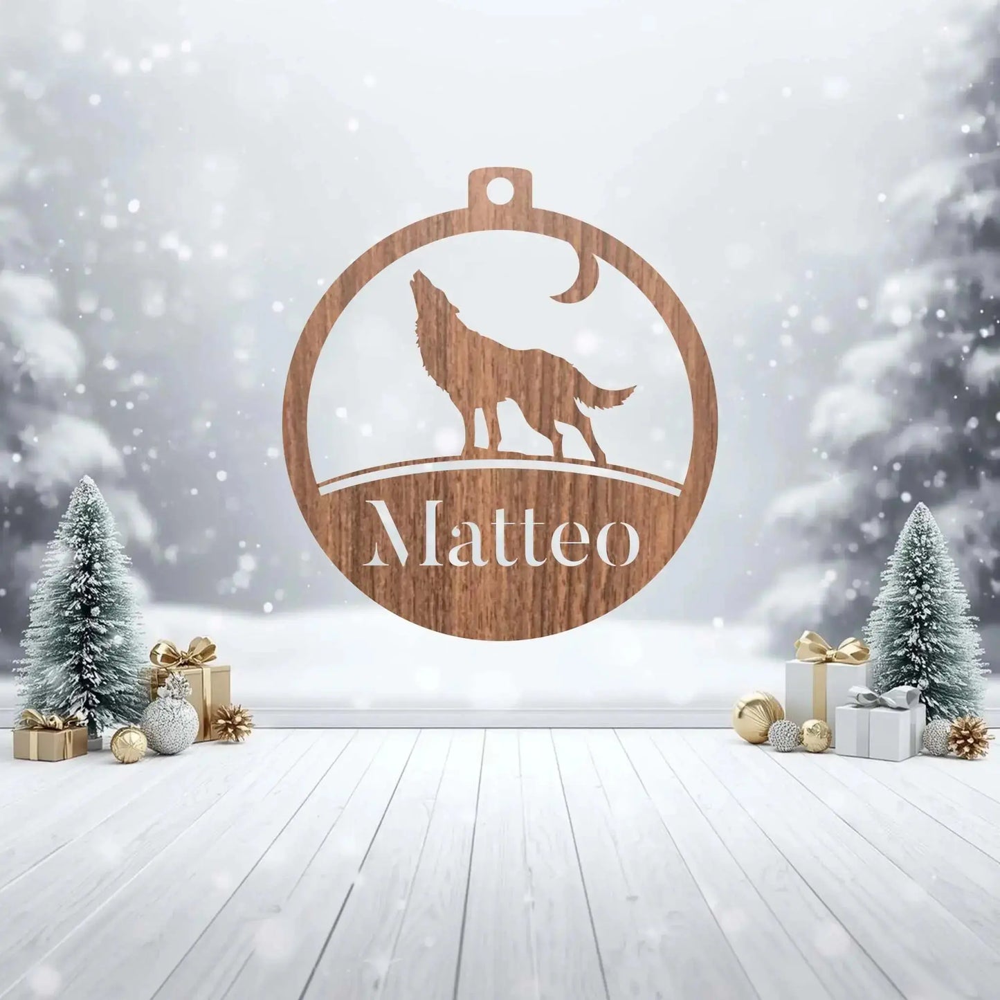Boule_de_noel_en_bois_fonce_teck_avec_un_loup_et_des_sapins