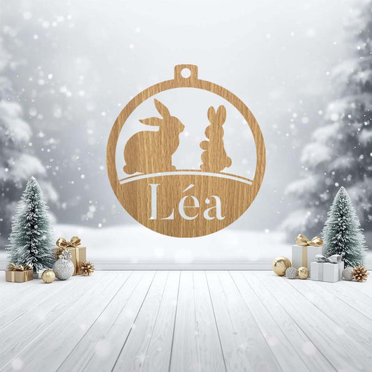 Boule_de_noe_l_en_bois_clair_avec_un_lapin_et_le_pre_nom_le_a_grave