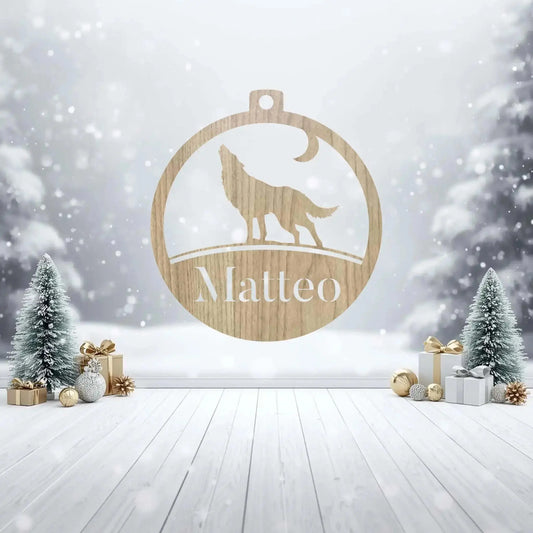 Boule_de_noel_en_bois_clair_erable_avec_un_loup_et_des_sapins